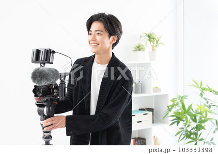 動画配信の撮影をする新人カメラマン 動画配信の撮影をする新人カメラマン 103331398