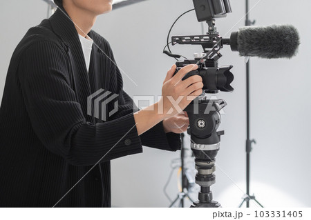 動画配信の撮影をする新人カメラマン 動画配信の撮影をする新人カメラマン 103331405