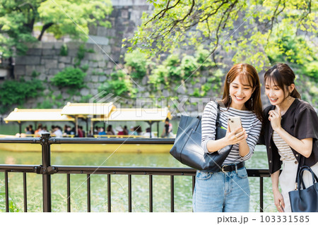 女子旅  大阪城で観光する女性 103331585