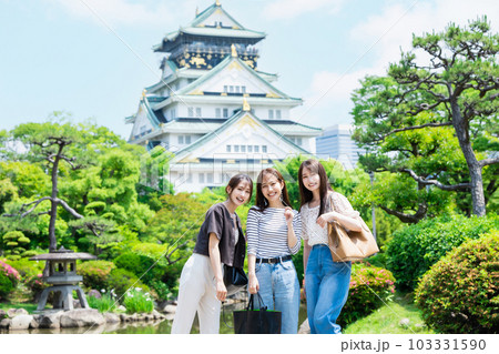 女子旅 大阪城の天守閣の前に立つ女性 103331590