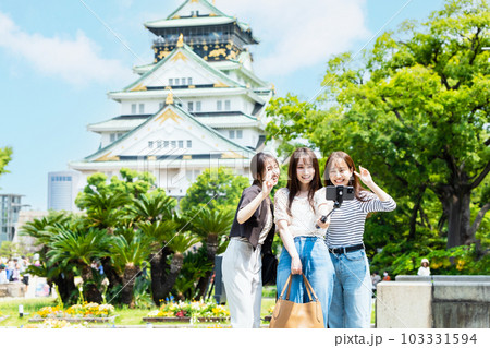 女子旅  大阪城の天守閣の前で記念撮影 103331594