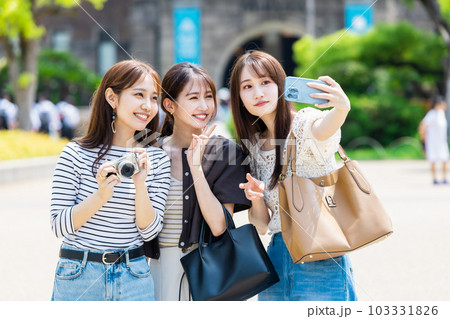 女子旅 大阪城公園で記念撮影 女子旅 大阪城公園で記念撮影 103331826