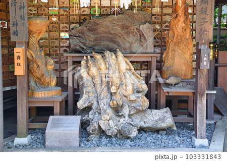 京都 護王神社　飛翔親子猪と絵馬 103331843