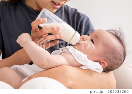 ミルクを飲む赤ちゃん　baby drinking milk 103332266