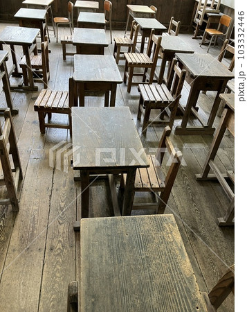 昭和の小学校の教室 103332446