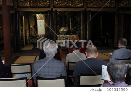 同級会物故者法要　お寺 103332590