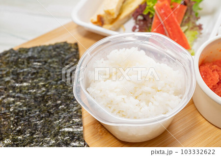 おにぎらず作りの材料 103332622