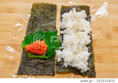 海苔の上にご飯と具材をのせる 海苔の上にご飯と具材をのせる 103332635