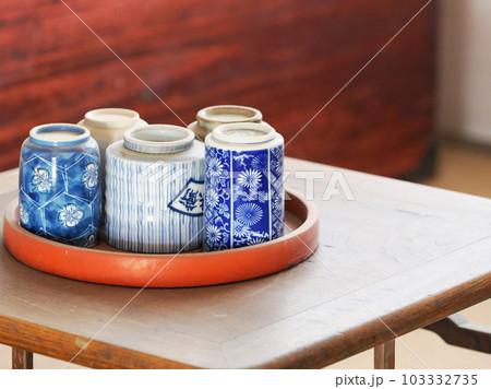 お盆に伏せて置かれたたくさんの湯飲み 103332735