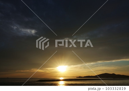 ドラマチックな夏の夕空と反射する海・空主体・210810PM 103332819