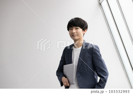 ノートパソコンを持つ若いビジネスマン 103332993