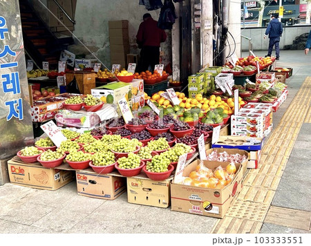 韓国ソウル、広蔵市場の風景フルーツ 103333551