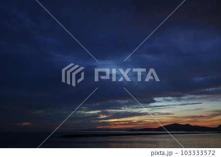 ドラマチックな夏の夕暮れ空と反射する海・空主体・210810PM ドラマチックな夏の夕暮れ空と反射する海・空主体・210810PM 103333572
