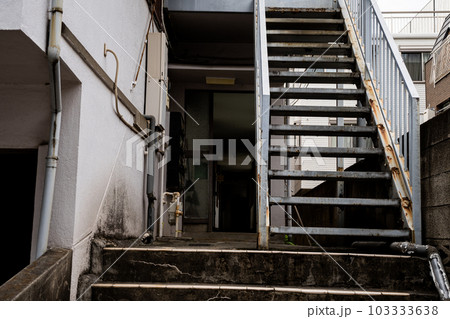 古いアパートの入口 古いアパートの入口 103333638