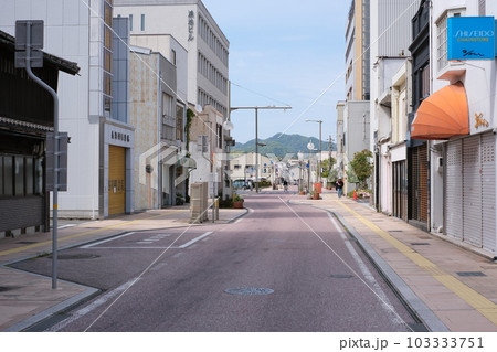 松江市内南殿町の通りの景色 103333751