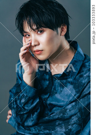 男性のファッションポートレート　メンズコスメ　スキンケア 103333893