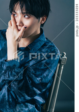 男性のファッションポートレート　メンズコスメ　スキンケア 103333894