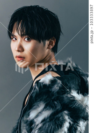 男性のファッションポートレート　メンズコスメ　スキンケア 103333897