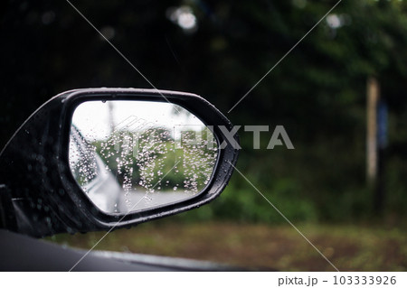 雨の日の水滴のついた車のサイドミラー 103333926