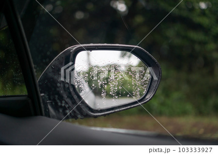 雨の日の水滴のついた車のサイドミラー 103333927
