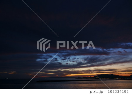 ドラマチックな夏の夕暮れ空と反射する海・空主体・210810PM 103334193