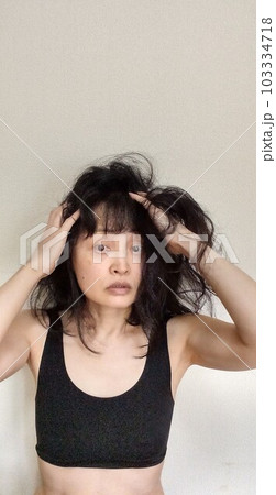 梅雨時湿気で髪がまとまらない日本人女性 103334718