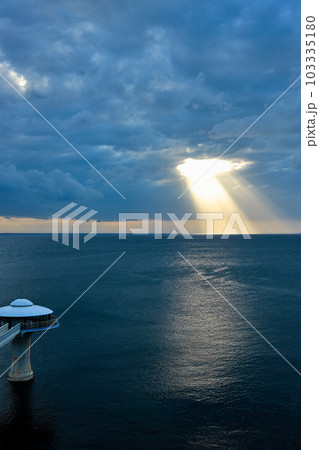 南紀白浜海岸の夕陽 103335180