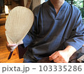 風呂上りに涼む男性 103335286