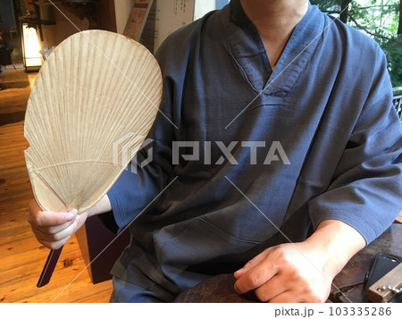 風呂上りに涼む男性 103335286