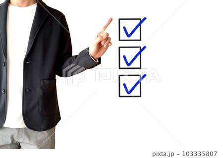 チェックリストを説明する若い男性 103335807