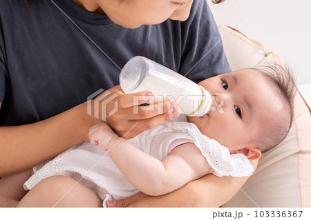 ミルクをあげるママ　milk 103336367