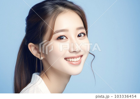 笑顔の女性のポートレート 青色背景 AI生成画像 ジェネレーティブ AI 笑顔の女性のポートレート 青色背景 AI生成画像 ジェネレーティブ AI 103336454