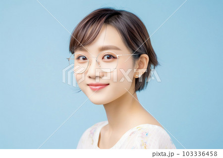 笑顔の女性のポートレート 青色背景 AI生成画像 ジェネレーティブ AI 笑顔の女性のポートレート 青色背景 AI生成画像 ジェネレーティブ AI 103336458
