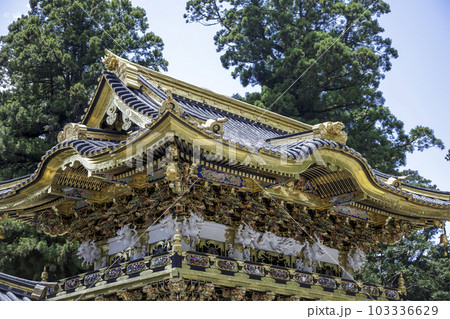 日本を代表する最も美しい東照宮の陽明門と青空と雲 103336629