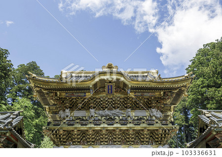 日本を代表する最も美しい東照宮の陽明門と青空と雲 日本を代表する最も美しい東照宮の陽明門と青空と雲 103336631