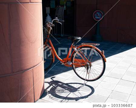 街中に駐輪されたオレンジ色の自転車・迷惑駐輪 103336687