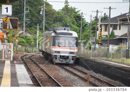 ローカル線を走る「キハ85系」ディーゼルカー「特急ワイドビュー南紀」 103336784