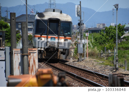 ローカル線を走る「キハ85系」ディーゼルカー「特急ワイドビュー南紀」 ローカル線を走る「キハ85系」ディーゼルカー「特急ワイドビュー南紀」 103336848