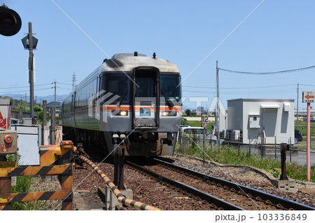 ローカル線を走る「キハ85系」ディーゼルカー「特急ワイドビュー南紀」 ローカル線を走る「キハ85系」ディーゼルカー「特急ワイドビュー南紀」 103336849