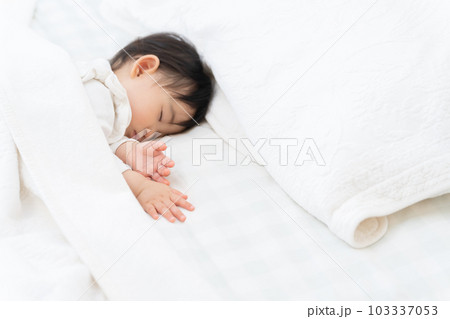 ベッドで昼寝する生後9ヶ月の赤ちゃん ベッドで昼寝する生後9ヶ月の赤ちゃん 103337053