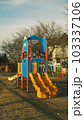 夕方に撮影した公園の遊具 夕方に撮影した公園の遊具 103337106