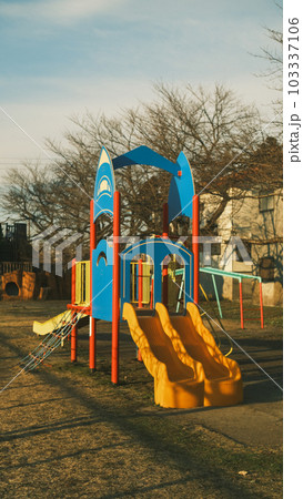 夕方に撮影した公園の遊具 103337106
