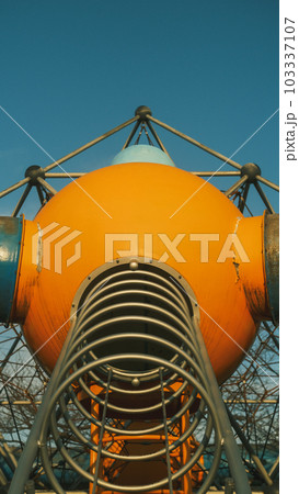 宇宙船のような公園の遊具 103337107