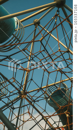 夕方の雰囲気ある公園の遊具 103337108