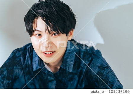 男性のファッションポートレート　メンズコスメ　スキンケア 103337190