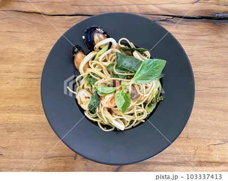 Drunken seafood spaghetti 103337413