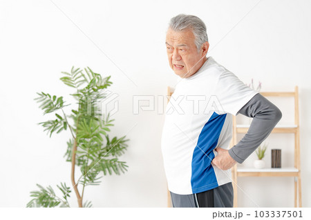 シニア男性　スポーツウエア　ダイエット 103337501