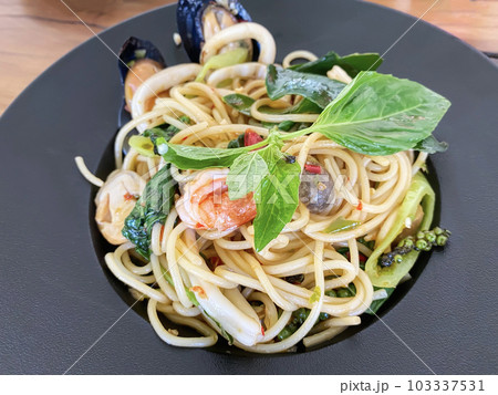 Drunken seafood spaghetti 103337531