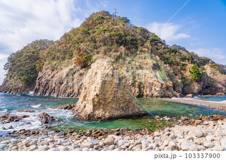 【静岡県】伊豆半島ジオパーク・浮島海岸(ふとうかいがん) 柱状節理の岩 【静岡県】伊豆半島ジオパーク・浮島海岸(ふとうかいがん) 柱状節理の岩 103337900