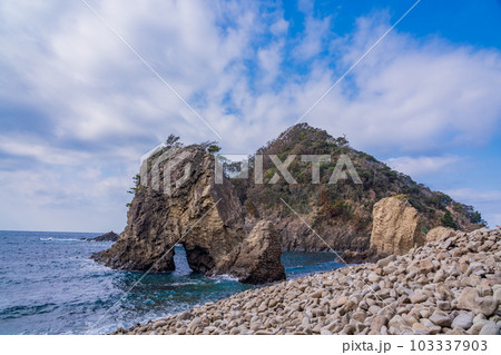 【静岡県】伊豆半島ジオパーク・浮島海岸(ふとうかいがん)　柱状節理の岩 103337903